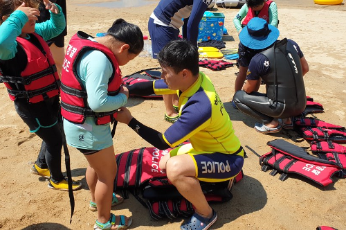 창원해경, 광암해수욕장에서 구명조끼, 생존수영 캠페인 운영 (20.07.08) 사진2