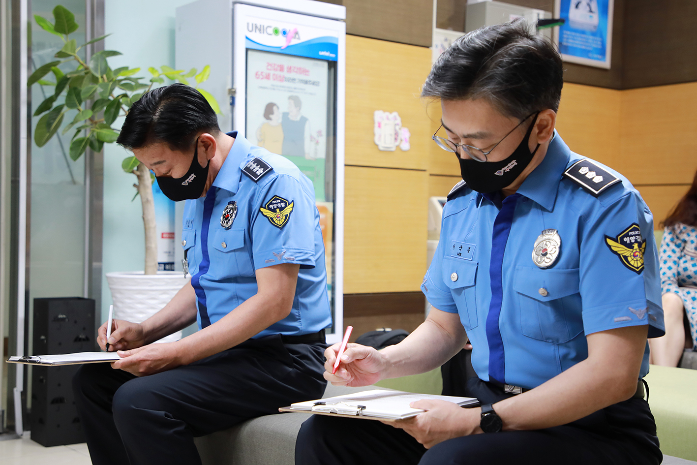 코로나19 예방접종 예진표를 작성하는 김홍희 해양경찰청장(왼쪽)과 이국종 교수(오른쪽)(1)