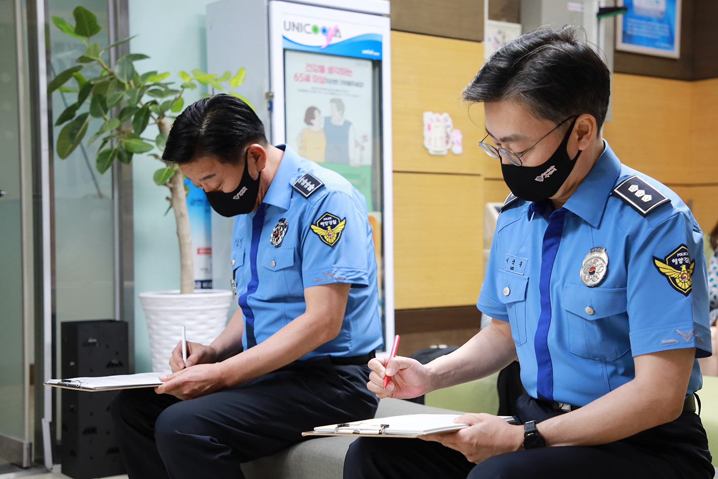 코로나19 예방접종 예진표를 작성하는 김홍희 해양경찰청장(왼쪽)과 이국종 교수(오른쪽)(2)