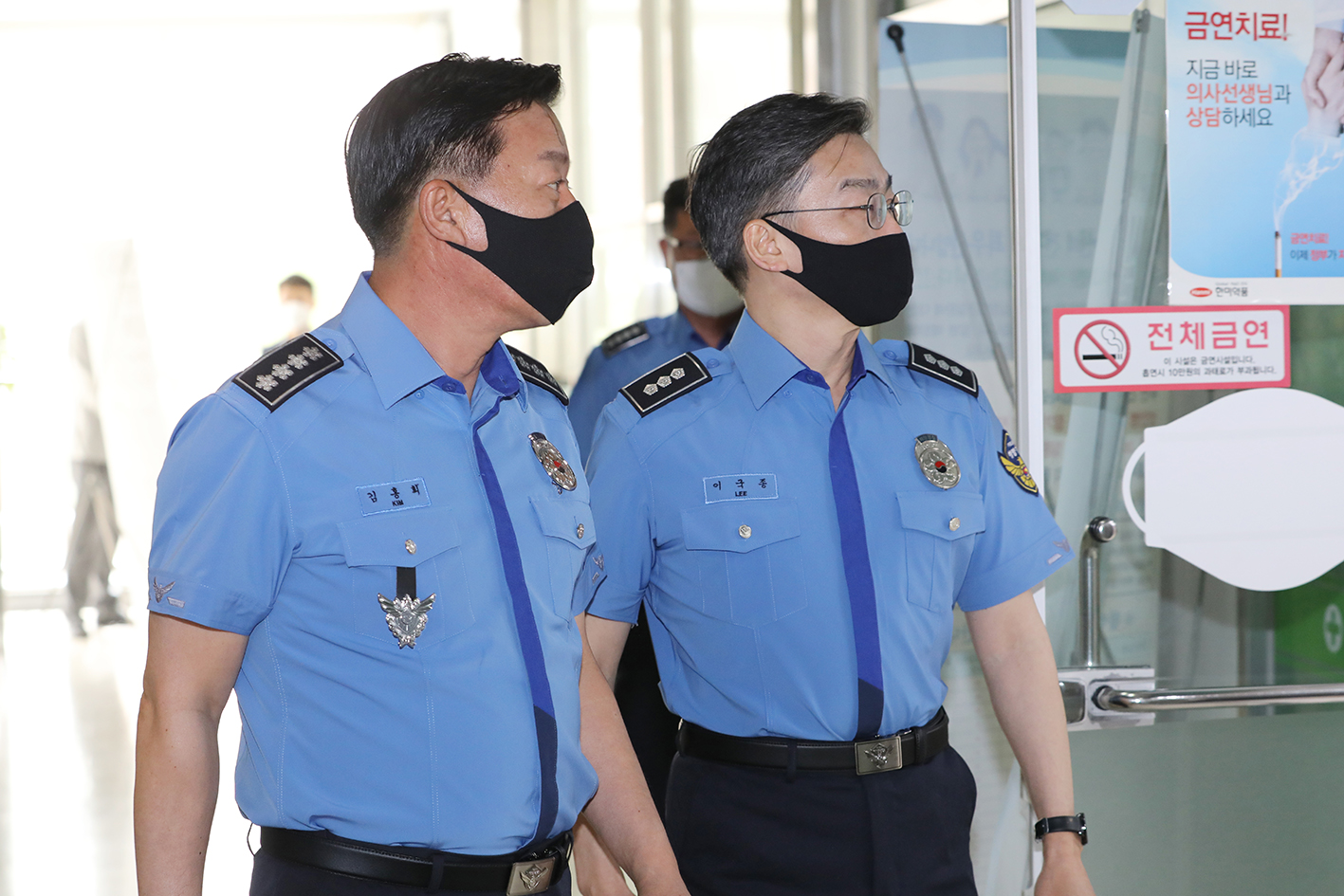 코로나19 백신을 접종하기 위해 병원으로 들어가는 김홍희 해양경찰청장(왼쪽)과 이국종 교수(오른쪽)