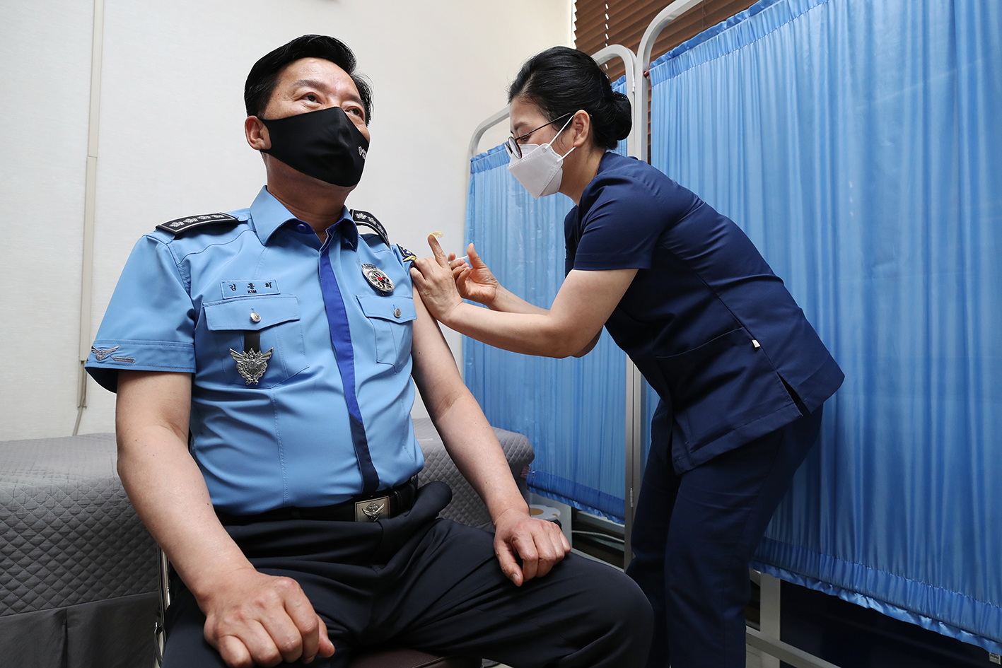 코로나19 백신을 접종하고 있는 김홍희 해양경찰청장