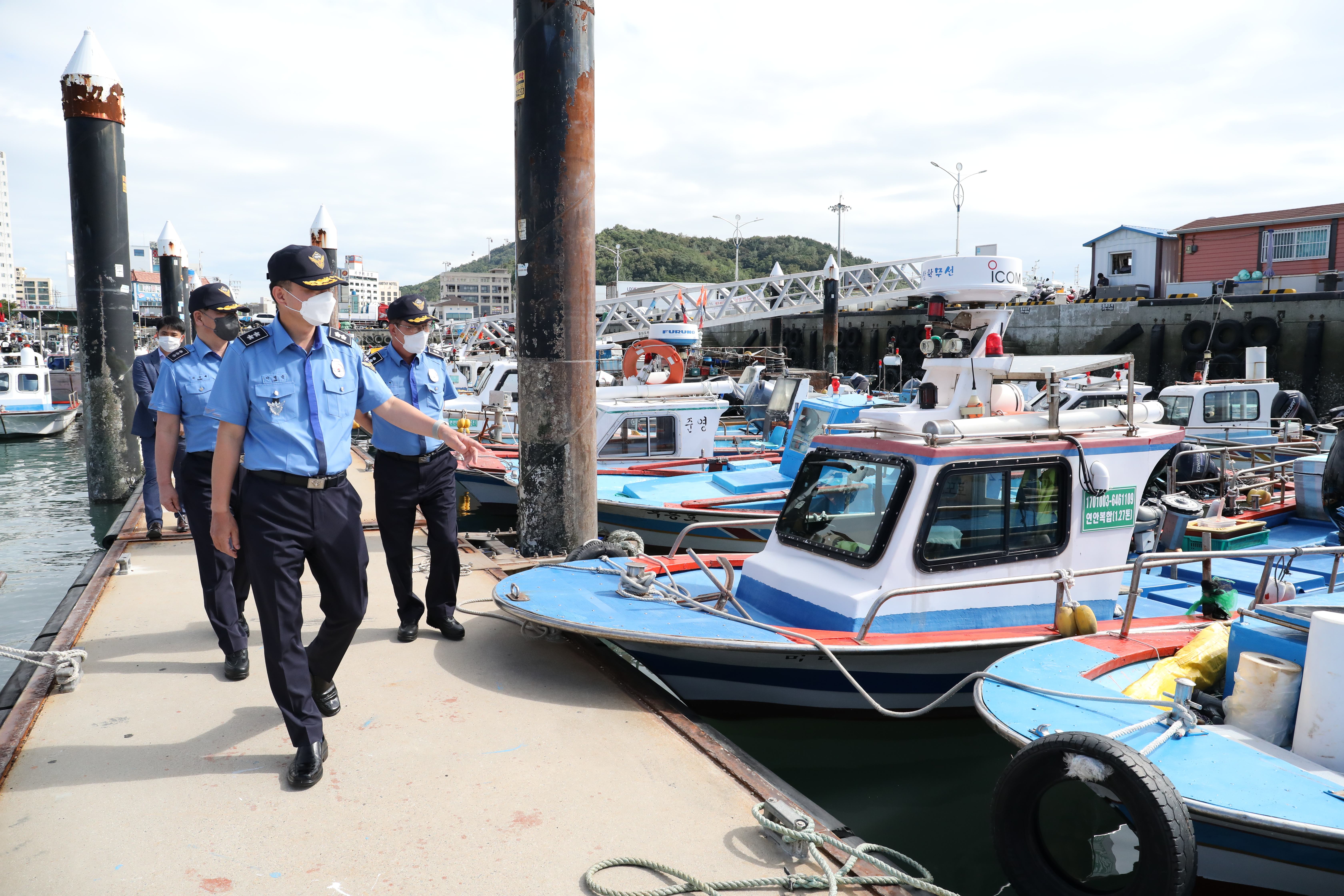 이명준 서해지방해양경찰청장이 15일 태풍 찬투를 피해 목포 북항에 정박해 있는 선박들의 안전관리 실태를 점검하고 있다.