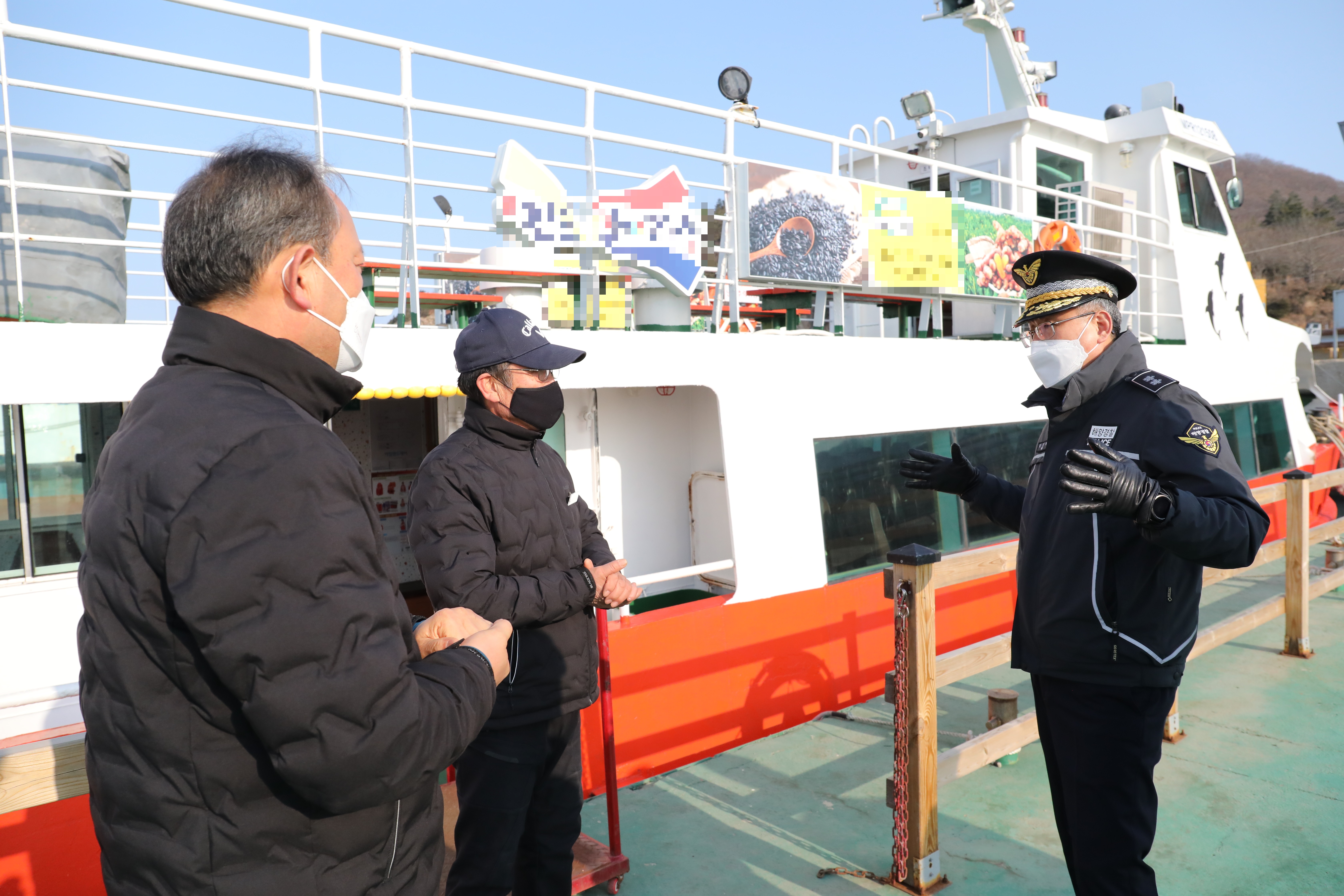 김종욱 서해지방해양경찰청장은 19일 진도 쉬미항 여객선터미널에서 유람선 관계자들을 만나 안전운항을 당부하고 있다.
