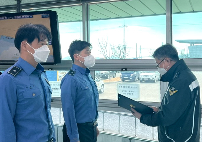 김종욱 서해지방해양경찰청장이 27일 녹동파출소를 찾아 직원들에게 표창을 수여하고 있다.
