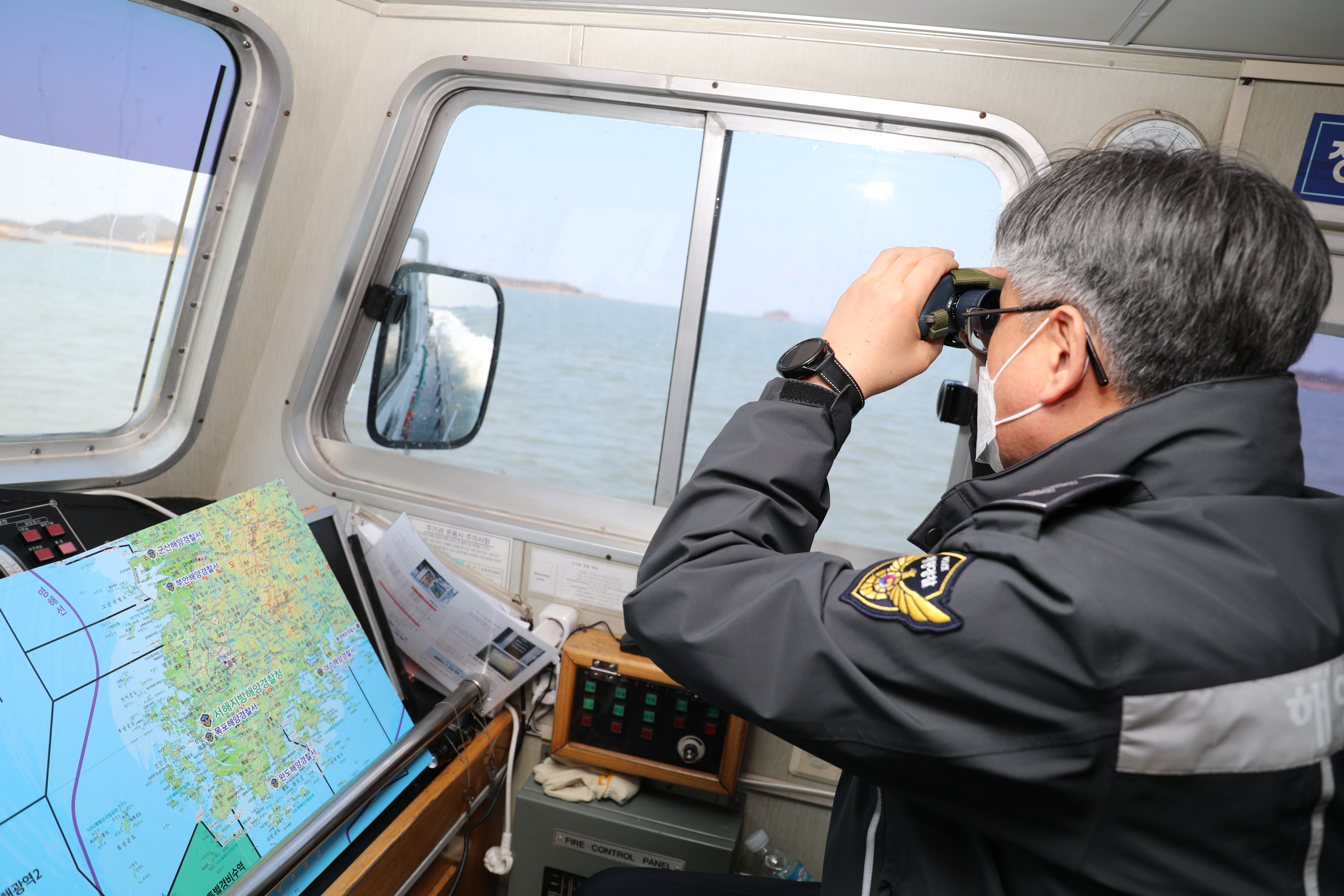 김종욱 서해지방해양경찰청장이 10일 신안지역 연안여객선 항로를 살펴보고 있다.