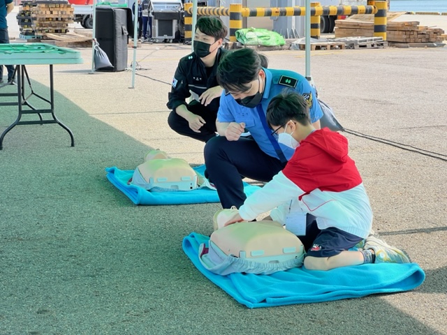 서해지방해양경찰청 여수회전익항공대원들이 지난 7일 광양항에서 아이들에게 심폐소생술을 가르치고 있다