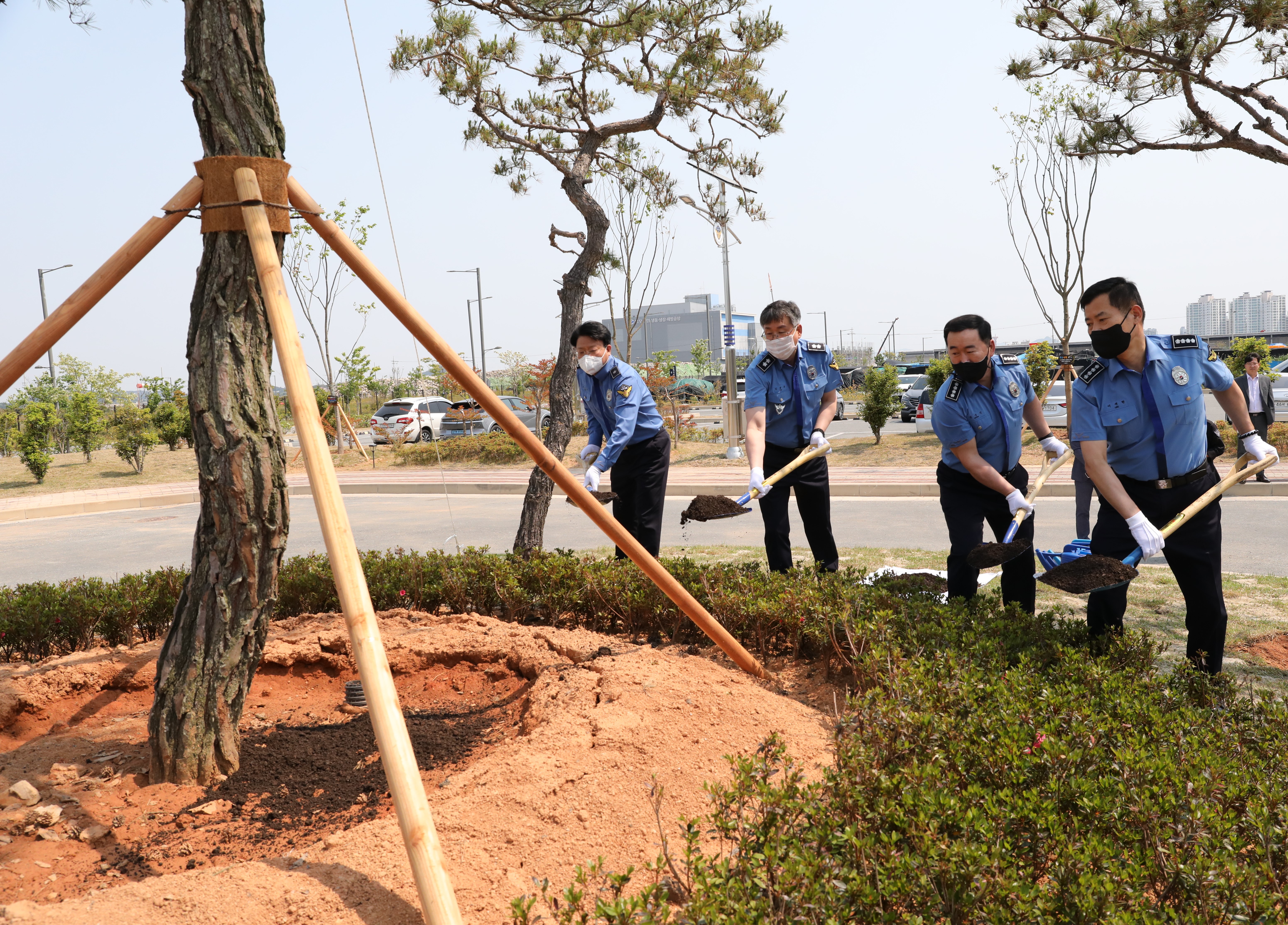 김종욱(왼쪽에서 두번째) 서해지방해양경찰청장이 18일 전남 목포시 죽교동에 위치한 서해해경청 숙영관에서 열린 기념식수 행사에서 시삽을 하고 있다.