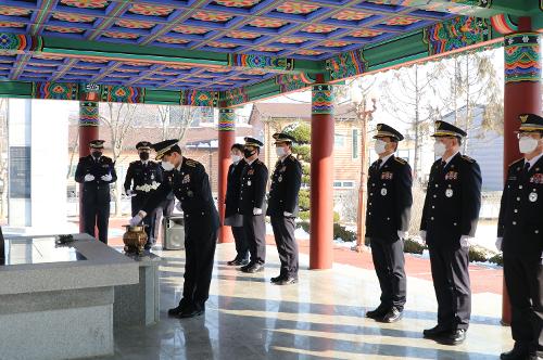 (210104) 박상식 군산해경서장, 새해 군경합동묘지 참배 사진2