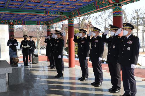 (210104) 박상식 군산해경서장, 새해 군경합동묘지 참배 사진1