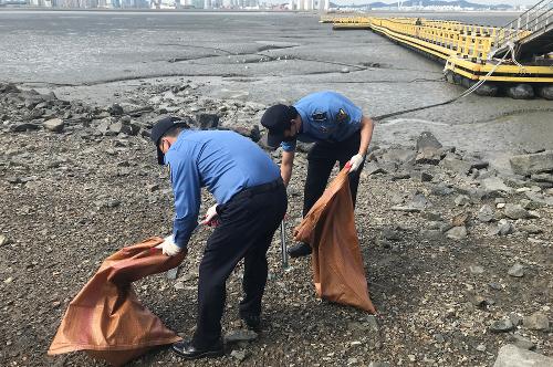 중부지방해양경찰청, 해양환경 보호 위해 해양쓰레기 수거 나서!(20.09.25.) 사진1