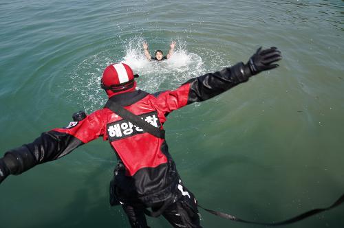 국민의 안전을 위해 달려가는 해양경찰 사진5