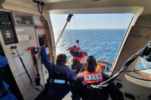 남해해경청 헬기-경비함정 합동 구조훈련 실시  사진2