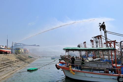 소방-해경 밀집 선박 합동 화재 진압 훈련 사진3