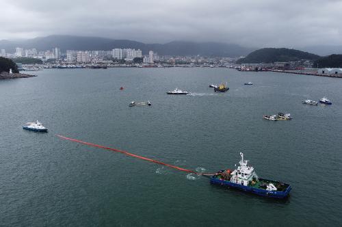 (220629) 사천해경, 대규모 오염사고 대비 민관 합동 해상방제훈련 사진7