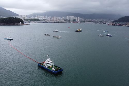 (220629) 사천해경, 대규모 오염사고 대비 민관 합동 해상방제훈련 사진6
