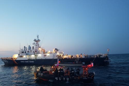 서특단, 소청도 해상에서 무허가 불법조업 중국 고속보트 나포 사진3