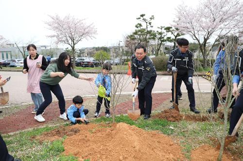 서해해경청  식목일 나무 심기 행사 개최 사진2