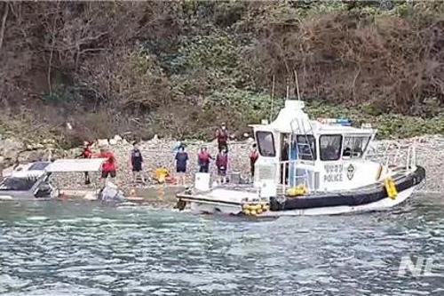 태안해경, 보트 침수돼 섬에 갇힌 일가족 12명 구조 사진1