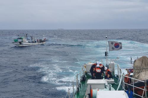 거제 홍도 남동방 해상 추진기 장애 선박 구조 사진1