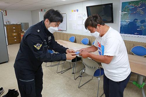 (220527)이 휴대폰이 네 휴대폰이냐, 수중훈련 중 습득한 휴대폰 주인 찾아준 해양경찰 사진2