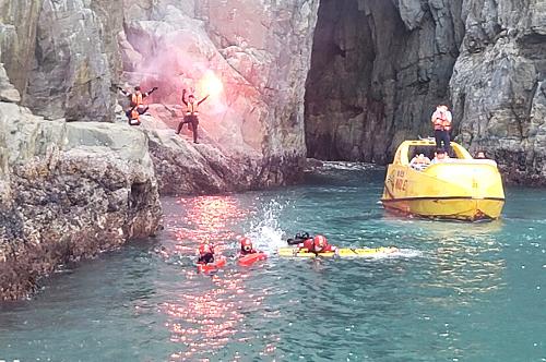 (220531)통영해경, 거제 해금강 십자동굴 내 해양사고 대비 합동훈련 실시 사진1