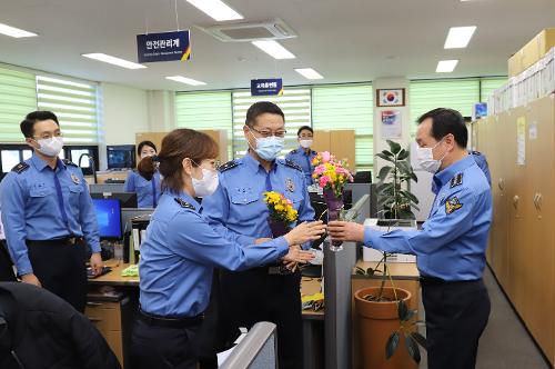 울진해양경찰서 지역화훼농가 돕기 꽃 구매 사진2