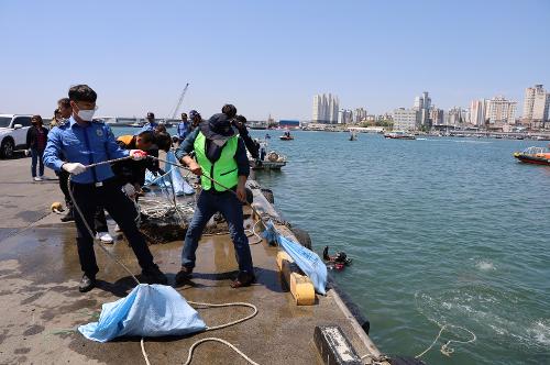 220514 울산해경-한국해양구조협회 방어진항 수중정화활동 사진6