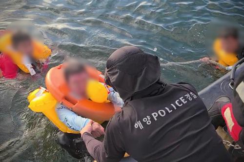 230726 원산도 인근 화재선박 발생, 승선원 20명 전원구조 사진2