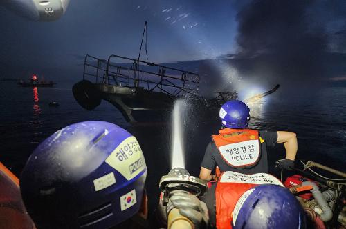 230726 원산도 인근 화재선박 발생, 승선원 20명 전원구조 사진6