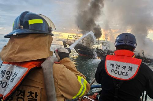 230726 원산도 인근 화재선박 발생, 승선원 20명 전원구조 사진1
