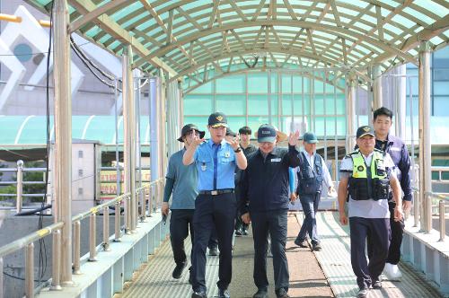 250806 이근영 보령해양경찰서장, 여름철 성수기 여객선 특별점검 진행 1