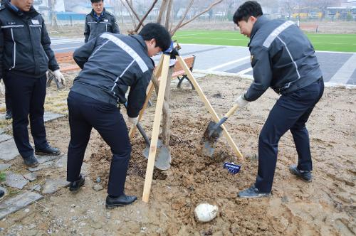230406 식목행사 사진6