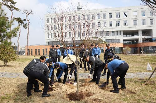부안해경, 식목일 맞이 나무심기 행사 사진1