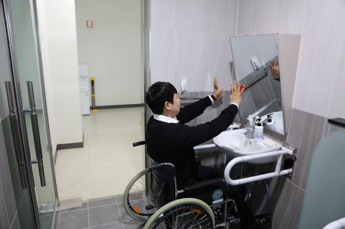 부안해경, 제45회 장애인의 날 맞아 편의시설 점검 사진4