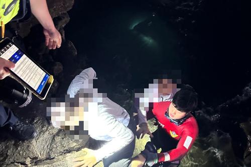 부안해경, 채석강 고립 관광객 6명 신속 구조 사진1