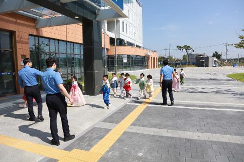 라온어린이집 원생들, 부안해경에 명절 인사 전해 2