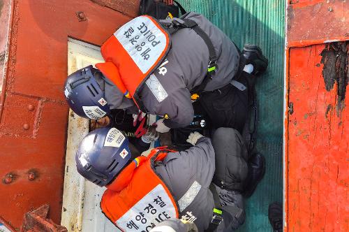 부안해경, 한겨울 바다 위 ‘시동 꺼진 어선’ 살렸다… 배터리 점프 지원으로 안전 확보