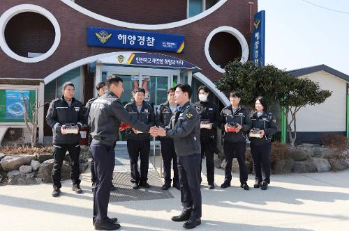 부안해양경찰서 위도파출소, 새벽 응급환자 이송…국민투표 1위 선정 2