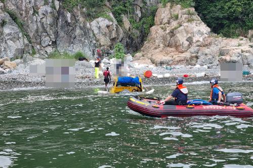 창원해경  진해 연도 해안가 침수 모터보트 구조(230701) 사진1