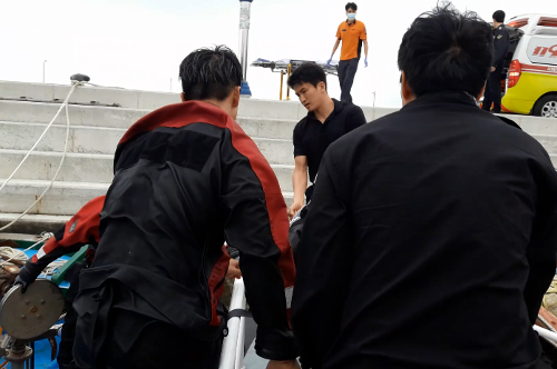 진해 찬넬초 인근해상 침몰한 레저보트 승선원 2명 구조 (2018.05.21) 5