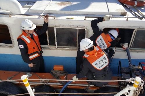 마산 원전항 인근 인력과 물자나르는 선박 침수 구조 (2018.10.02) 1