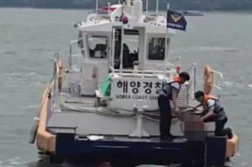 창원해경, 진해루 요트 계류장 인근 해상 익수자 긴급 구조(250531) 사진1