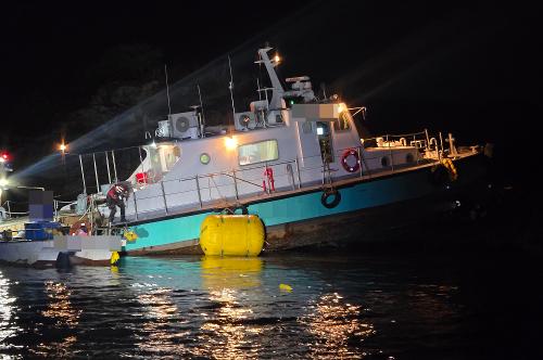 창원해경, 창원시 진해구 도투마리암 좌초 선박 긴급 구조(251206) 2