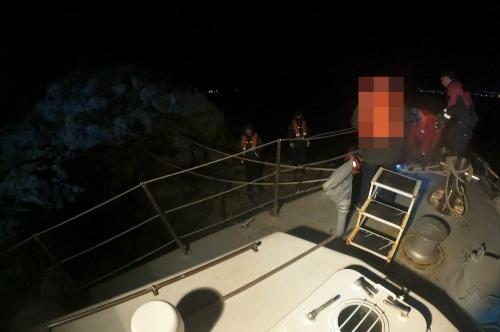 창원해경, 창원시 진해구 도투마리암 좌초 선박 긴급 구조(251206) 3