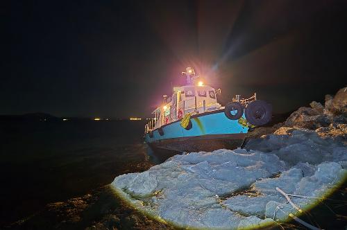 창원해경, 창원시 진해구 도투마리암 좌초 선박 긴급 구조(251206) 1