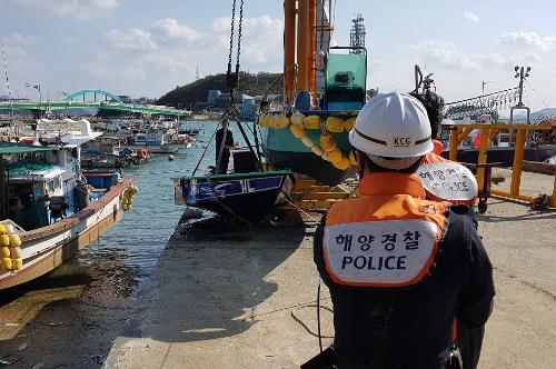 창원해경, 진해 명동방파제 앞 해상 레저보트 침몰 (2018.10.28) 3