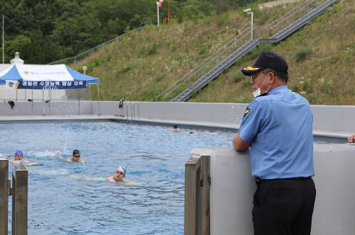 삼척 특공대 훈련장에서 경찰관 수영능력 향상 교육 점검중인 동해해경청장(7.22) 2