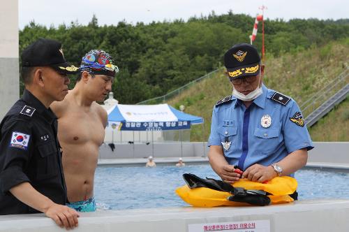 삼척 특공대 훈련장에서 경찰관 수영능력 향상 교육 점검중인 동해해경청장(7.22) 1