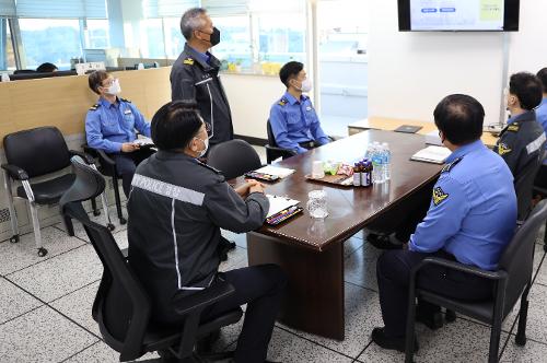 (2022.11.18.) 동해해경청장, 동해항 VTS센터 현장방문 사진3