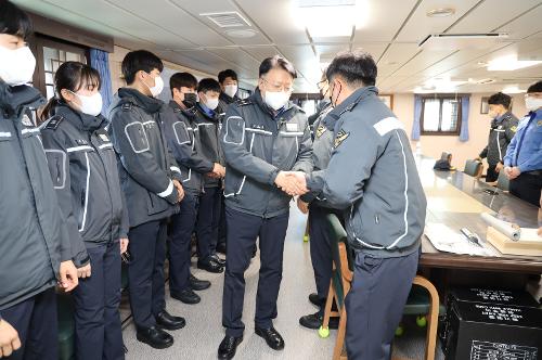 (2022.12.29.)동해청장, 동해서 3016함 승조원 격려 방문 사진2